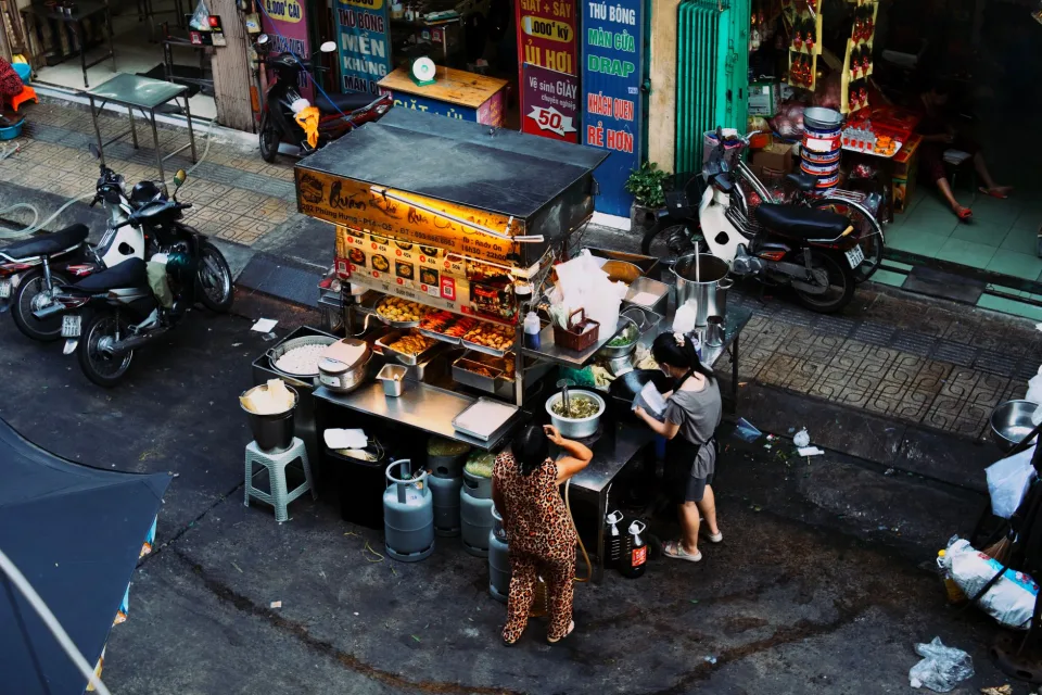 Khu bàn nhậu ngoài trời